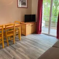 Appartement rénové pour 4 à 5 personnes à Cassen, hotel a Cassen