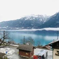 Lake facing Studio, hotel en Niederried