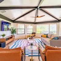 Secluded Mtn Top Family Haven w/Views Spa & Arcade โรงแรมในทรีริเวอร์ส