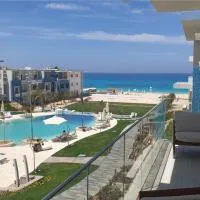 Fouka Bay North Coast 2BRs Modern Style Serviced Apartment with Open Pool & Sea View, hotel en Marsa Matruh