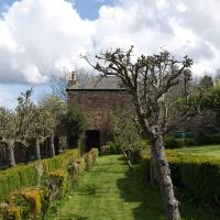 Cosy secret cottage in a beautiful walled garden