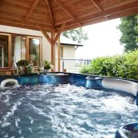 Upper Gelli Luxury Holiday Lodge, Converted Dairy & Cosy Shepherds Huts, hotel u gradu 'Welshpool'
