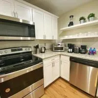 *NEW*Sunshine Gorgeous- 3BD/2BA -Private Backyard!、ポート・オレンジのホテル