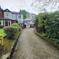 ChurstonBnB, private flat within family home, Bolton,位于Lostock的酒店
