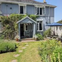 Cliffside is a Cosy Cottage B&B by Cowes Beach - Very big King Size guest BR & a Twin BR too if you book 3 to 4 guests, viešbutis mieste Kousas