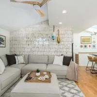 CbytheSea - Ocean View Penthouse, Hotel in Gloucester