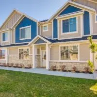 2 Mi to Zootah: Providence Townhome w/ Fireplaces, hotell i Logan