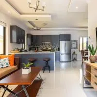 Sun Shine Luxury Villas 2 bedroom Pool & Gym Ocho Rios St Ann, hotell i Ocho Rios