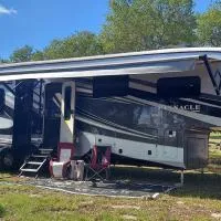 Private RV Retreat in Hill Country King Bed, hotel em Boerne