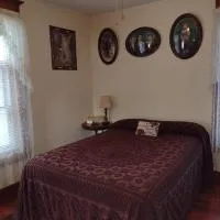 Quiet FULL-SIZE bed close to town 420 friendly, hotel u gradu 'Trinidad'