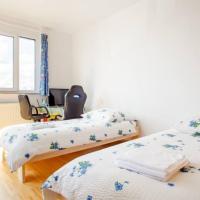 Beautiful room with balcony direction to Messe, hotel sa Kirchrode, Hannover