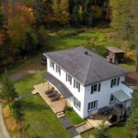 Pet Friendly Large Group Cabin with Private Beach, מלון ליד Mont Tremblant International Airport - YTM, La Macaza