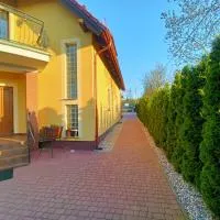 Viesnīca Noclegi Zielona Góra u Moni pilsētā Zelona Gura