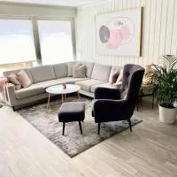 Moderne og sentral leilighet med koselig og privat uteplass!, hotel en Hornnes
