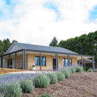 Adelaide Hills luxury cottage spectacular views, hotel di Summertown