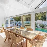 Aquablue Holiday Home - Hot Spa & Pool - 2m Walk to Beaches, hotel v destinaci Corlette