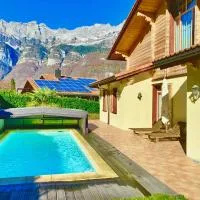 Doodle's Amazing Chalet -Walensee - Flumserberg - Churfirsten - Heidiland - Pool - Sauna, hotel em Mols