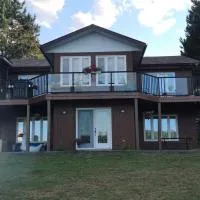 Peaceful restful & fun on the water, hotel di Golden Lake