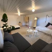 Central living with many beds and private garden!, hotell i Majorna-Linné, Göteborg