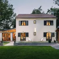 VILLA PORTUM - Heated Pool, Jacuzzi, Sauna, Playground - FAMILY ONLY – hotel w mieście VeliGolji