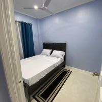 a bedroom with a bed and a blue wall at RAVI SINGH APARTMENT RENTAL, Courida Park
