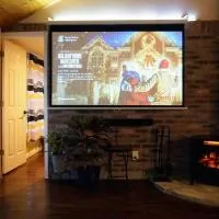 Cozy Home with Big Yard - Full Kitchen-More Than a Hotel Stay!, hotel v destinaci Lyles