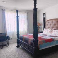 Large master bedroom with Separate bathroom and work desk on the first floor, hotel poblíž Riverside Municipal - RAL, Riverside
