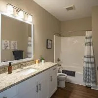 Modern 2BR 2BA New Build Condo with Garage & Patio, hotel en Wyoming