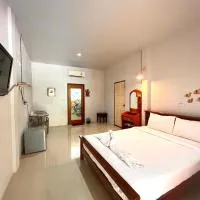 พิณทอง รีสอร์ท, hotel din Khlong Thom