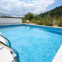 Mila and Jurija Formenti 2 apartments in heart of nautic marina, with heated swimming pool May till October, bikes, Sup, kajak, free parking in our garden, Hotel in Skradin