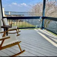 Linda's Lake House Waterfront Home on Lake Conroe, מלון במונטגומרי
