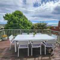 Spacious 2 bedroom apartment in Queenscliff with large entertaining deck