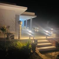Beach house wing in kerkennah island. Fully equipped place for 4 guests and peaceful relaxing stay. Calm sea and beautiful sun rise that can be enjoyed straight on the beach or from the house terrace., hotel v destinácii Ouled Yaneg