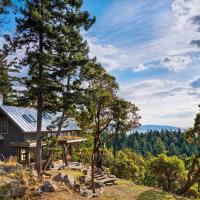 Cliff Top Family Home Over Looking the Ocean, hotel di Pender Island