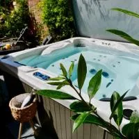 Huge Luxury 8 Bed Manor House Hot Tub Pool Table – hotel w mieście Saffron Walden