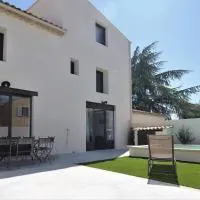 Maison de village 150 M2 au calme climatisée, piscine, hotel in Rasteau