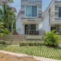 Cozy Beach Villa at The Shores 5 minutes from the beach – hotel w mieście West End