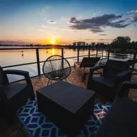 Domki na wodzie - Houseboats Zalesie with sauna, khách sạn ở Zalesie