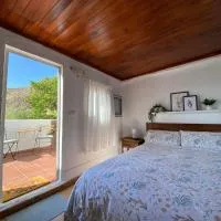 B&B and Apartments El Charco Azul، فندق في El Risco