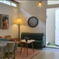 נקודת חן, hotel v destinaci Shadmot Devora