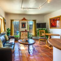 Adobe Escape with Hot Tub and Art for Sale!, hotel i nærheden af Taos Regionale Lufthavn - TSM, El Prado