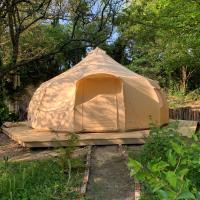 The Glade Bell tent، فندق في Sarcé