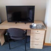 Neat guest suite with office corner - 2101