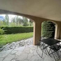 Bas de villa en face du lac de Savines, хотел в Савин