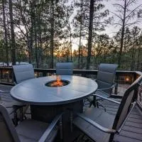 Pinetop-Lakeside में, होटल Pinetop Getaway w Sunset Deck & Fire Pit Table