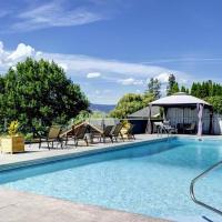 Naramata paradise! Huge Pool & Deck, Families Welcome!