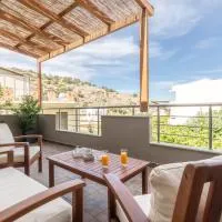 Ceronia Renovated House near the Beach, hotel di Palaiokastro