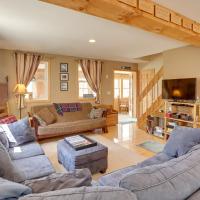 Spacious Jay Peak Vacation Rental with Mountain View, hotel i nærheden af Newport State - EFK, Jay