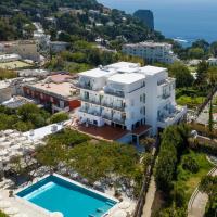an aerial view of a building and a swimming pool at Hotel Syrene, Capri