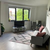 Modern Suite- Bedford City centre with free gym & parking
